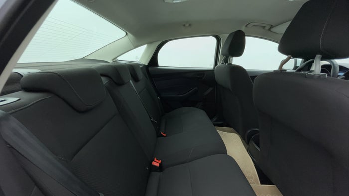 FORD FOCUS-Right Side Door Cabin View