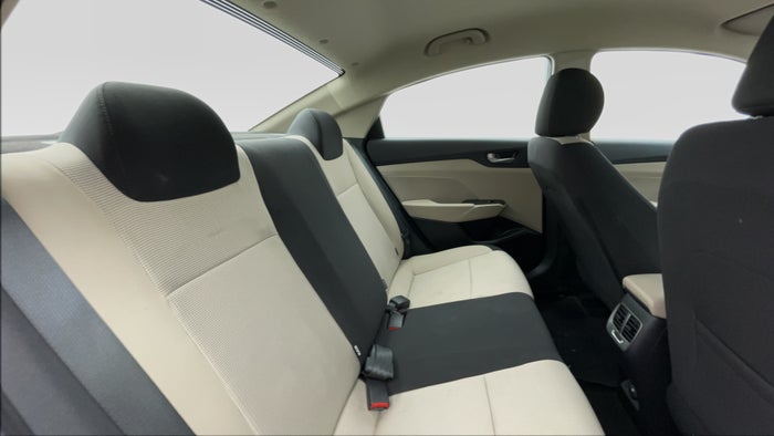 HYUNDAI ACCENT-Right Side Door Cabin View