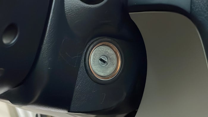 MITSUBISHI PAJERO-Steering Wheel Trim Scratch