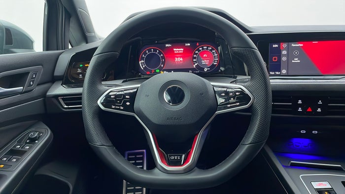 VOLKSWAGEN GOLF-Steering Wheel Close-up
