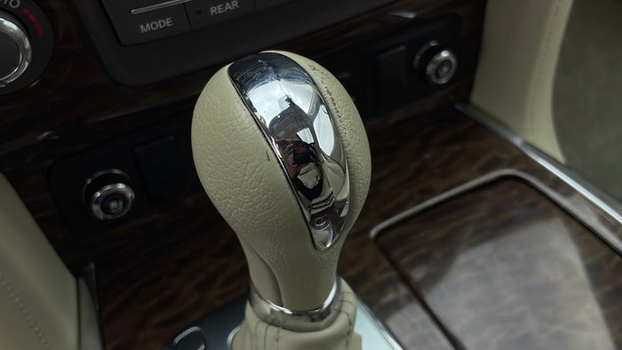 NISSAN PATROL-Gear lever Knob Scratch