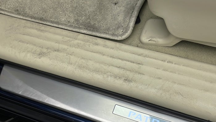 NISSAN PATROL-Running Board LHS Scratch