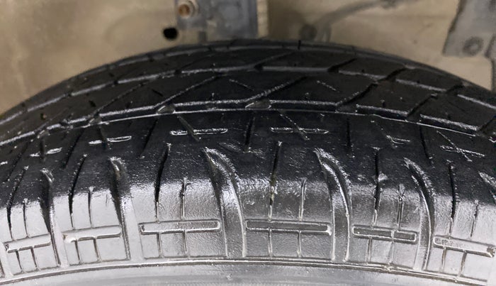 2017 Maruti Swift VXI O, Petrol, Manual, 38,333 km, Right Front Tyre Tread