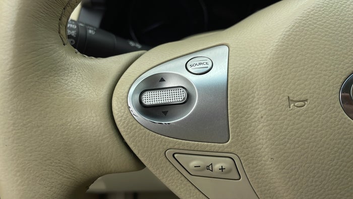 INFINITI QX70-Steering Wheel Media Control Scratch
