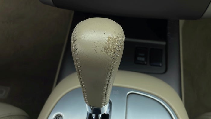 NISSAN MURANO-Gear lever Knob Scratch