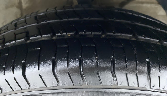 2019 Maruti Dzire VDI, Diesel, Manual, 63,769 km, Right Front Tyre Tread