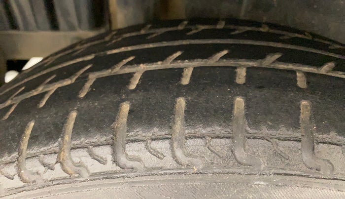 2016 Maruti Swift VXI, Petrol, Manual, 60,812 km, Right Rear Tyre Tread