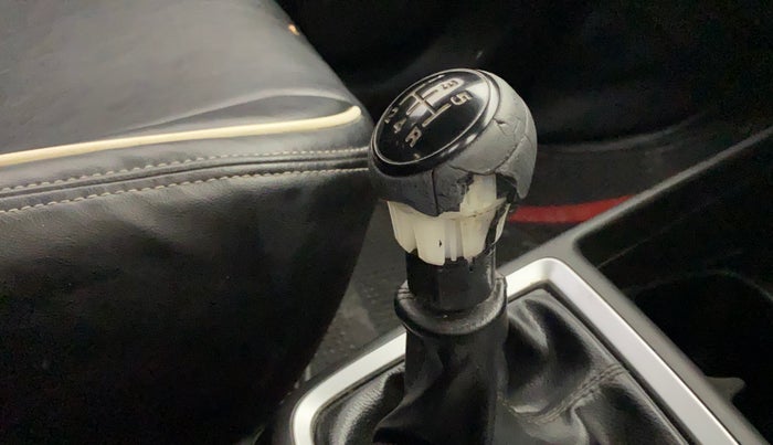 2018 Maruti Swift ZXI PLUS, Petrol, Manual, 60,852 km, Gear lever - Knob has minor damage