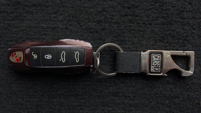 PORSCHE CAYMAN-Key Close-up