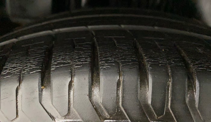 2016 Maruti Ciaz ZDI+ SHVS, Diesel, Manual, 76,136 km, Right Rear Tyre Tread