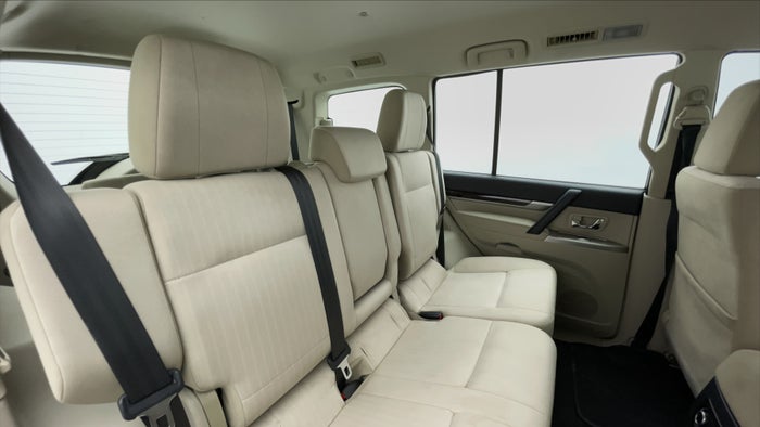 MITSUBISHI PAJERO-Right Side Door Cabin View