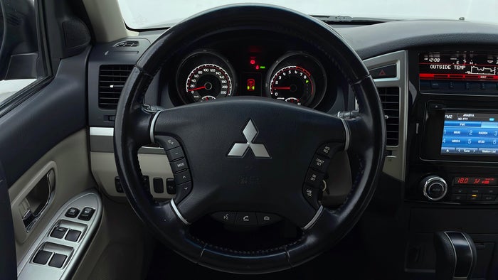 MITSUBISHI PAJERO-Steering Wheel Close-up