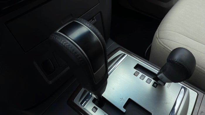 MITSUBISHI PAJERO-Gear lever Knob Scratch
