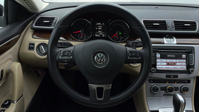 VOLKSWAGEN PASSAT-Steering Wheel Close-up
