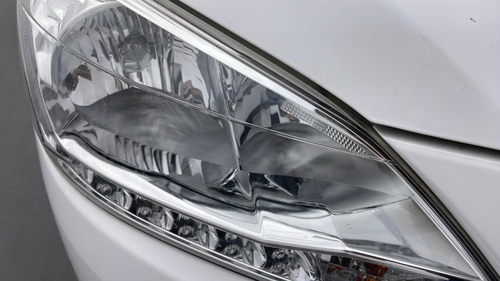 NISSAN SENTRA-Head Light RHS Scratch