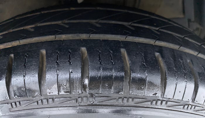 2014 Maruti Swift VXI D, Petrol, Manual, 63,114 km, Right Rear Tyre Tread