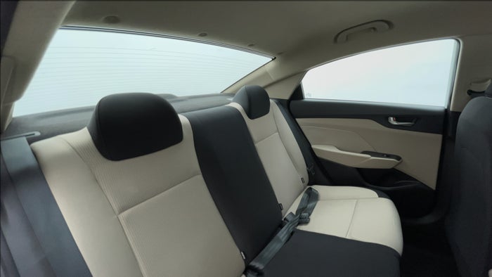 HYUNDAI ACCENT-Right Side Door Cabin View