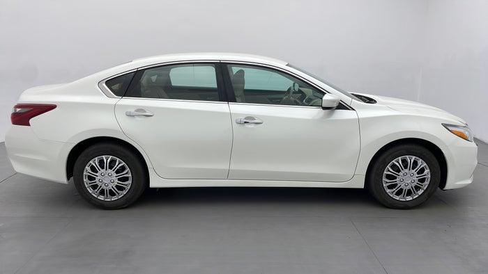NISSAN ALTIMA-Right Side View