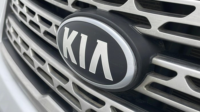 KIA MOHAVE-Monogram/Logo Front Chrome Chipped