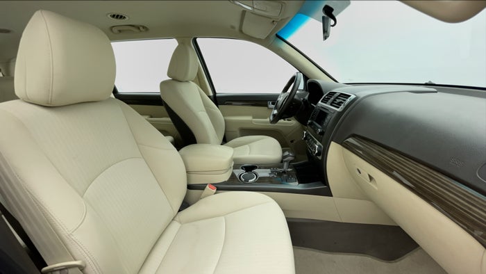KIA MOHAVE-Right Side Front Door Cabin View
