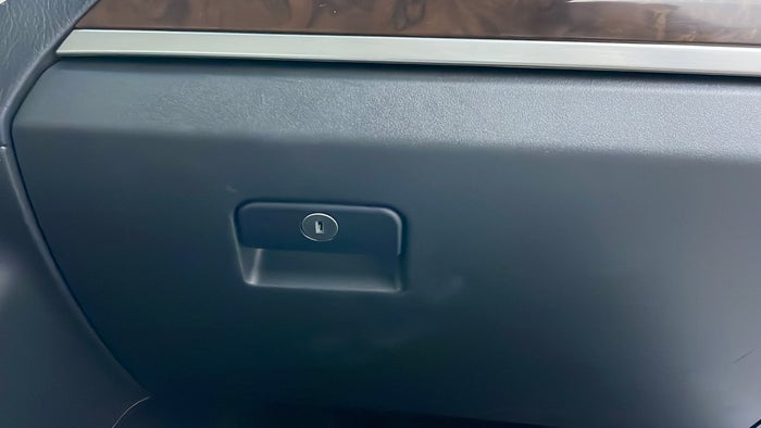 MITSUBISHI PAJERO-Dashboard Glove box Scratch