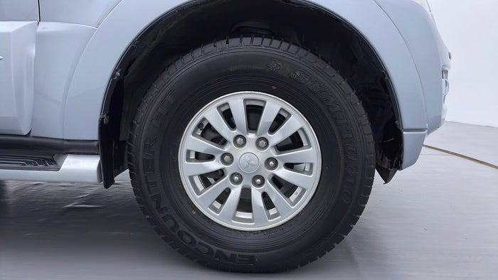 MITSUBISHI PAJERO-Right Front Tyre