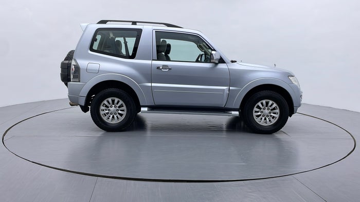 MITSUBISHI PAJERO-Right Side View
