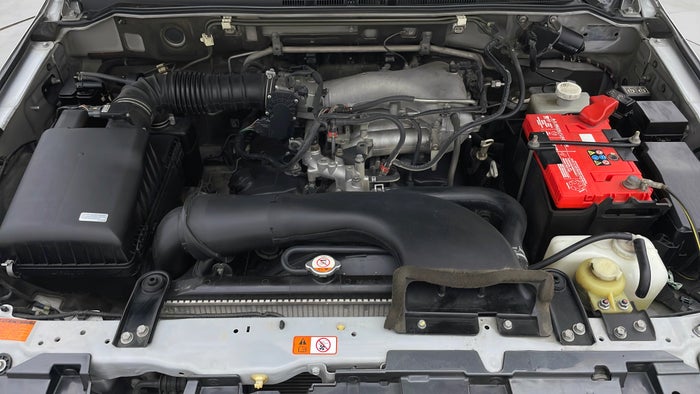 MITSUBISHI PAJERO-Engine Bonet View