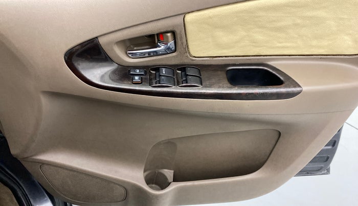 2015 Toyota Innova 2.5 VX 8 STR BS IV, Diesel, Manual, 1,54,935 km, Driver Side Door Panels Control