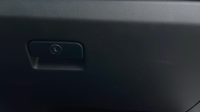 MITSUBISHI PAJERO-Dashboard Glove box Scratch