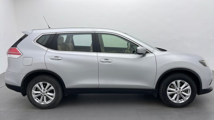 NISSAN X TRAIL-Right Side View