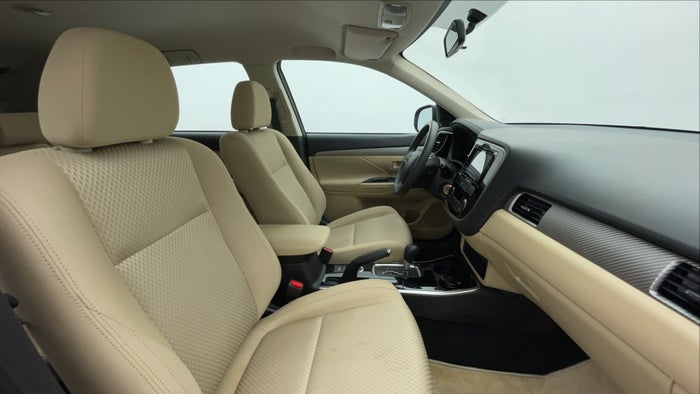 MITSUBISHI OUTLANDER-Right Side Front Door Cabin View