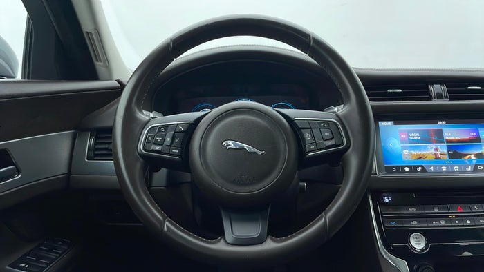 JAGUAR XF-Steering Wheel Close-up
