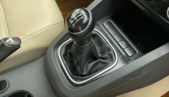 2014 Volkswagen Jetta COMFORTLINE TSI, Petrol, Manual, 66,860 km, Gear lever - Boot cover slightly torn