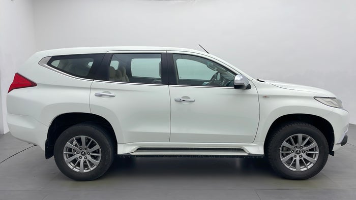 MITSUBISHI MONTERO SPORT-Right Side View