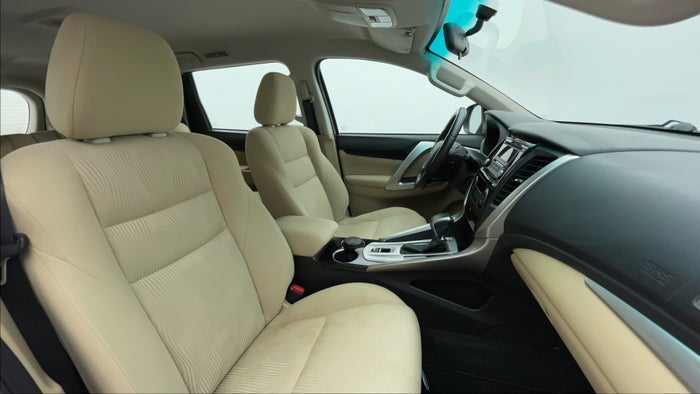 MITSUBISHI MONTERO SPORT-Right Side Front Door Cabin View
