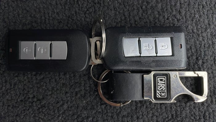 MITSUBISHI MONTERO SPORT-Key Close-up