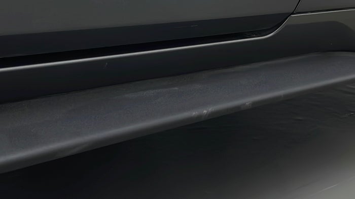 FORD MUSTANG-Running Board RHS Scratch