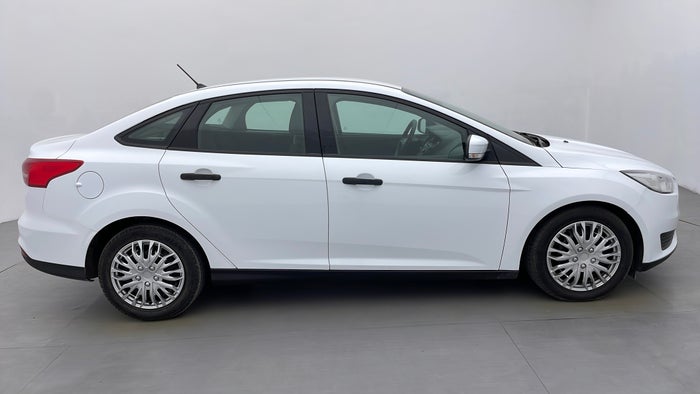 FORD FOCUS-Right Side View