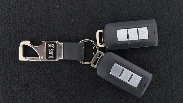 MITSUBISHI MONTERO SPORT-Key Close-up
