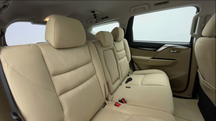 MITSUBISHI MONTERO SPORT-Right Side Door Cabin View