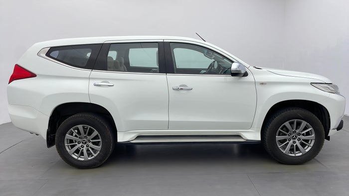 MITSUBISHI MONTERO SPORT-Right Side View