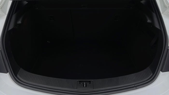 OPEL ASTRA-Boot Inside View