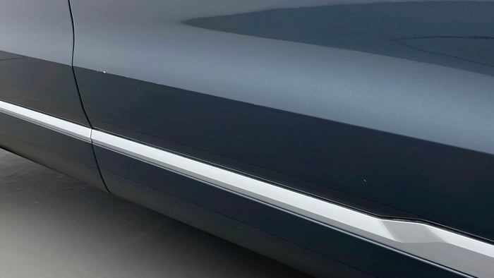 CADILLAC XT6-Door Exterior RHS Front Scratch