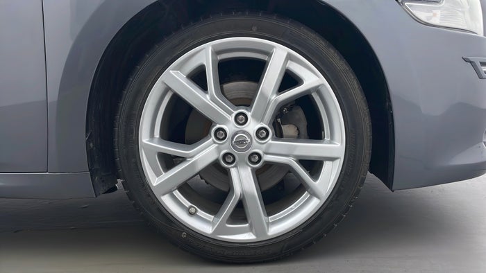 NISSAN MAXIMA-Right Front Tyre