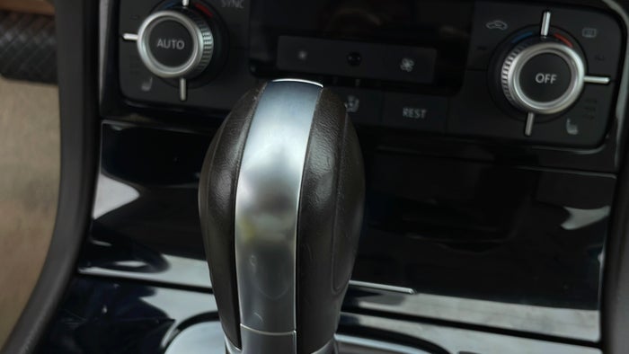 VOLKSWAGEN TOUAREG-Gear lever Knob Scratch