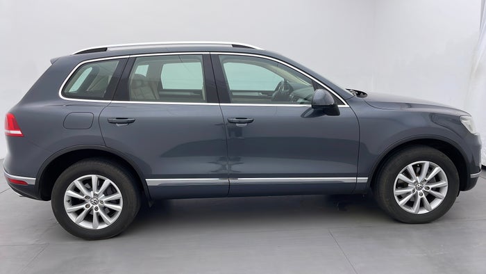 VOLKSWAGEN TOUAREG-Right Side View