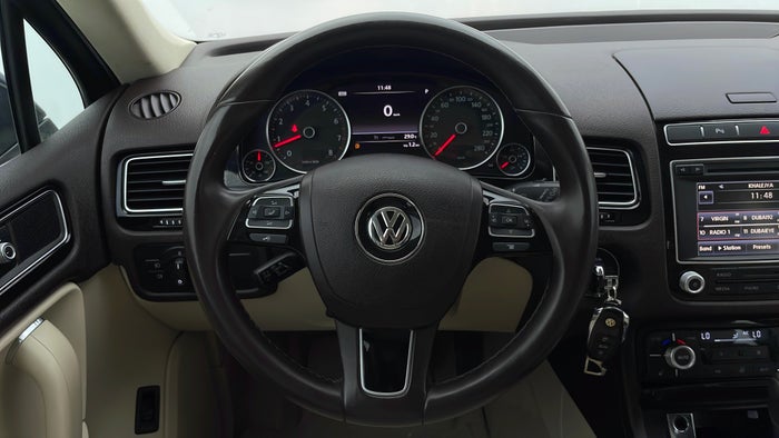 VOLKSWAGEN TOUAREG-Steering Wheel Close-up