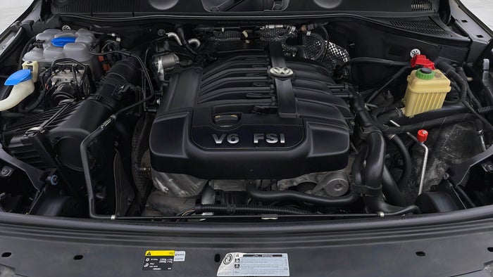 VOLKSWAGEN TOUAREG-Engine Bonet View