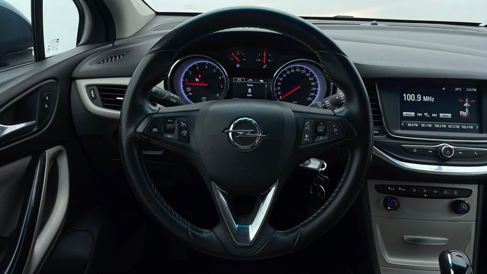 OPEL ASTRA-Steering Wheel Close-up